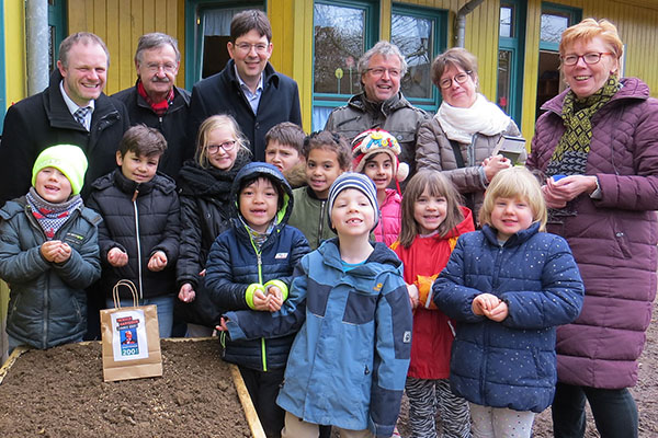 Kinder der Grundschule Heddesdorfer Berg und den Kitas aus Heddesdorf und Oberbieber sind beim Projekt Vom Korn zum Brot mit Leidenschaft dabei. Das freut (von links) Neuwieds Oberbrgermeister Jan Einig, Josef Zolk, stellvertretender Vorsitzender der Deutschen Friedrich-Wilhelm-Raiffeisen-Gesellschaft, Brgermeister Michael Mang, Klaus Gleichauf, Geschftsfhrer der Informa GgmbH, Karin Schomisch, Leiterin der Oberbieberer Kita, und Amtsleiterin Petra Neuendorf. 