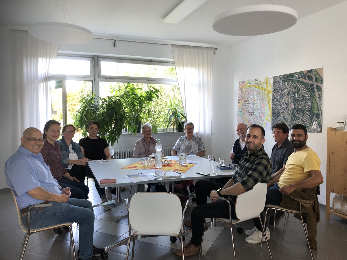 Die Quartiersmanagerin Gabriele May mit einem Teil des kreativen Vorbereitungsteams. (Foto: Raghifa El Sawiri)