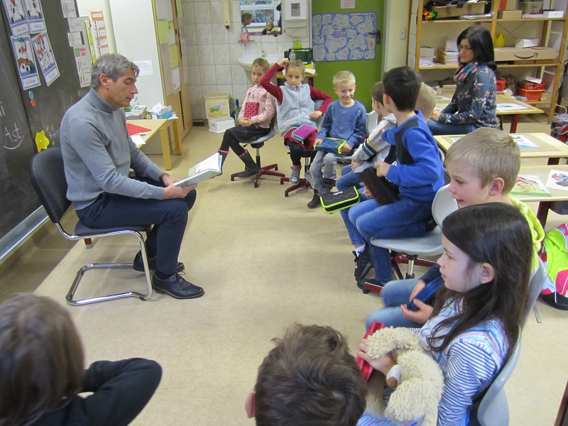 Brgermeister und Landrat lasen an der Grundschule Etzbach