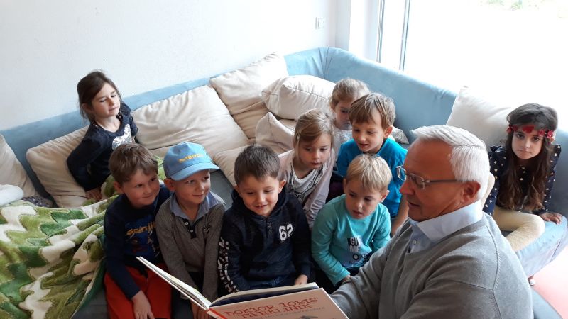 Mit viel Begeisterung und leuchtenden Kinderaugen lauschten die Kinder der Kita des HTZ in Puderbach am Bundesweiten Vorlesetag den Worten von Landrat Achim Hallerbach. Foto: privat