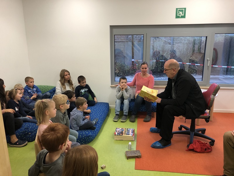 Michael Wschenbach liest fr Kita-Kinder. (Foto: Brgerbro Betzdorf)