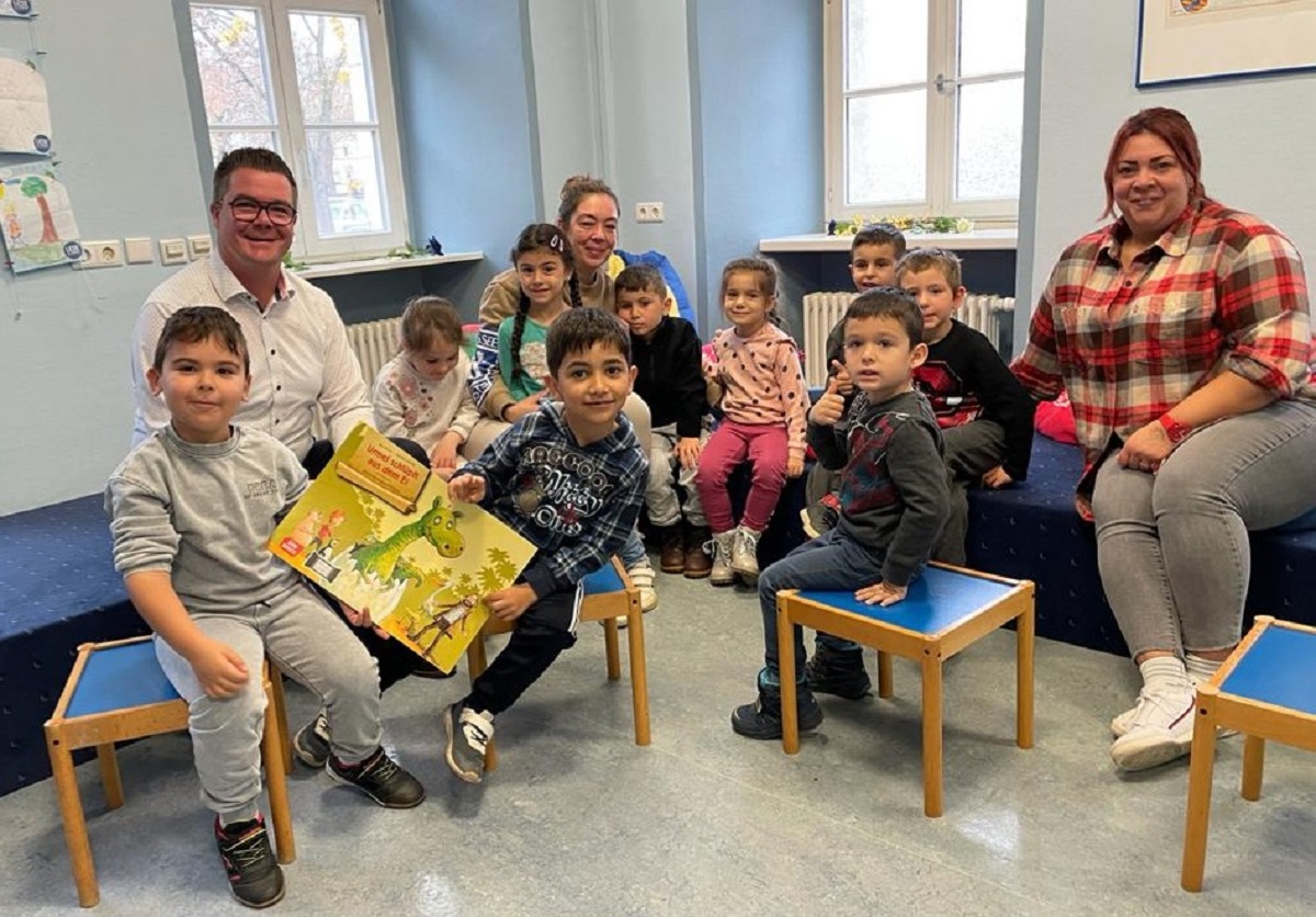 Fr die Kita-Kinder liest Brgermeister Jung Urmel schlpft aus dem Ei. (Foto: privat)