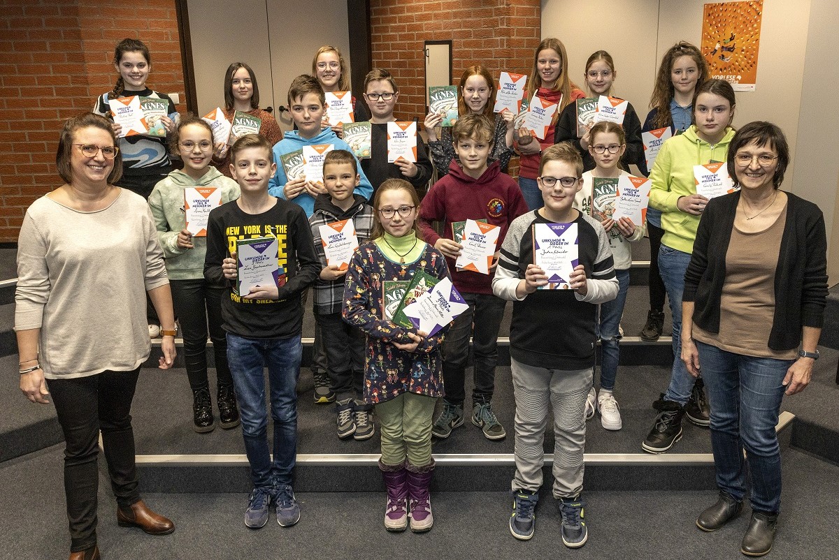 Justus Schneider (vorne, Zweiter von rechts) ist der beste Vorleser im Westerwaldkreis. Glckwnsche und Buchpreise gab es aus den Hnden der Beigeordneten der Stadt Hachenburg Christine Sobbeck (links) und der Leiterin der Stadtbcherei Delya Gorges (rechts). (Foto: privat)