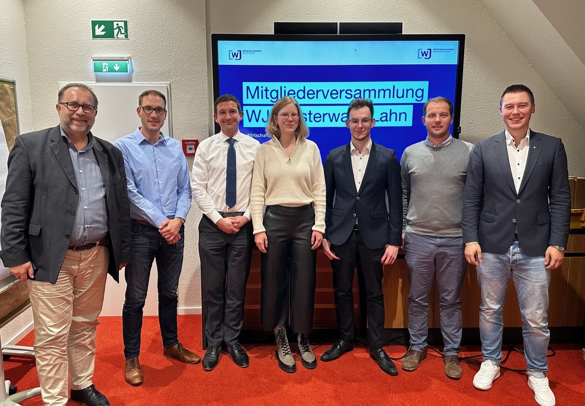 Das neue Vorstandsteam 2023 der Wirtschaftsjunioren Westerwald-Lahn (v.l.): Junioren-Geschftsfhrer Richard Hover, Niklas Hrle, Kassenwart Tobias Hein, Josephine Schtz als stellvertretende Sprecherin, der neue Sprecher Niklas Hlper, Felix Graf sowie Julian Gro. Es fehlt der Sprecher der Frdermitglieder Donald Medina. (Bildnachweis: WJ WW-Lahn)