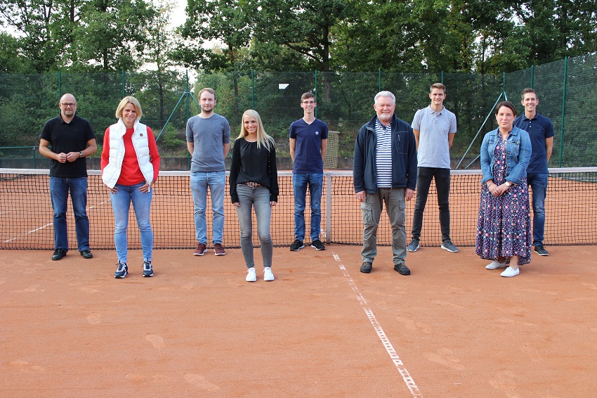 Der neue Vorstand der Tennisfreunde Blau-Rot Wissen (v.l.n.r.): 2. Vorsitzender Maik Brandenburger, Sportwartin Katrin Konze, Geschftsfhrer Philip Kugelmeier, Beisitzerin Vereinsleben Sabrina Holzer, Jugendwart Robin Becher, Schatzmeister Ulrich Keler, Bei-sitzer Jugend Lukas Brandenburger, Beisitzerin Vereinsleben Janine Flender, 1. Vorsitzender Fabian Brenner. (Foto: Verein)