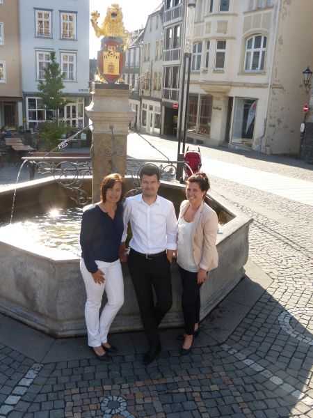 Pia  Hsch-Schfer, Stefan Leukel und Leonie Rein am Marktbrunnen mit dem Hachenburger Lwen. Foto: CDU Hachenburg