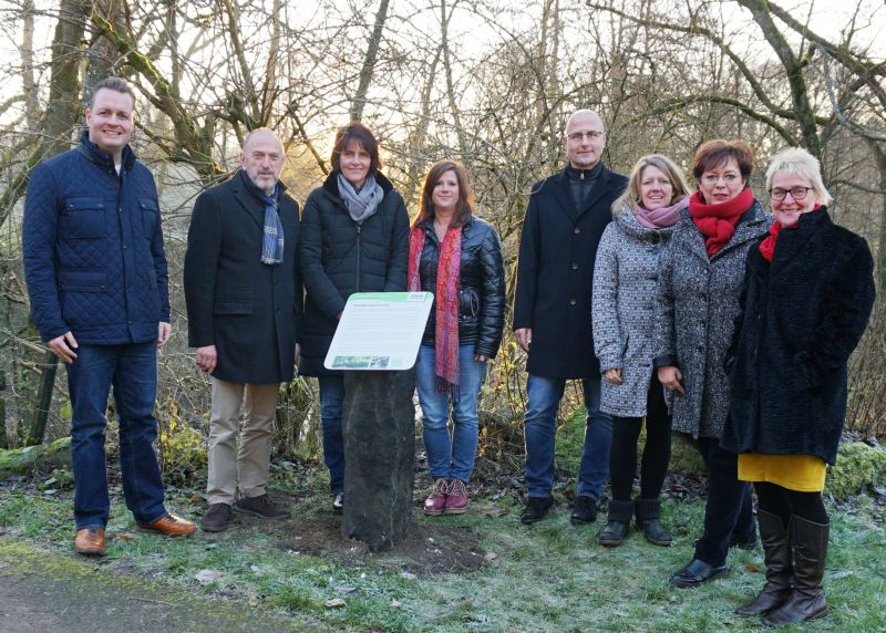 V.l.n.r.: Verbandsbrgermeister Gerrit Mller, Stadtbrgermeister und 2. Vors. Raimund Scharwat, Anja Welter, Kerstin Guckert, Henning Schneider, Ina Sanden, 1. Vorsitzende Petra Schneider, Marlies Lang). Foto: Tourist-Information "Hoher Westerwald" 