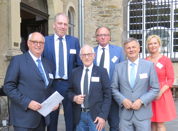 Der Vorstand der Initiative Region Koblenz-Mittelrhein e.V. auf Burg Namedy: (von links) Hans-Jrg Assenmacher, Vorsitzender, sein neuer Stellvertreter Michael Becher, dessen Vorgnger Werner Schmitt, Achim Htten, Vorsitzender des Beirats der Initiative und Oberbrgermeister der Stadt Andernach,Ulrich Kleemann, stellvertretender Vorsitzender der Initiative und Prsident der Struktur- und Genehmigungsdirektion (SGD) Nord, sowie Geschftsfhrerin Sandra Hansen-Spurzem. (Foto: privat) 