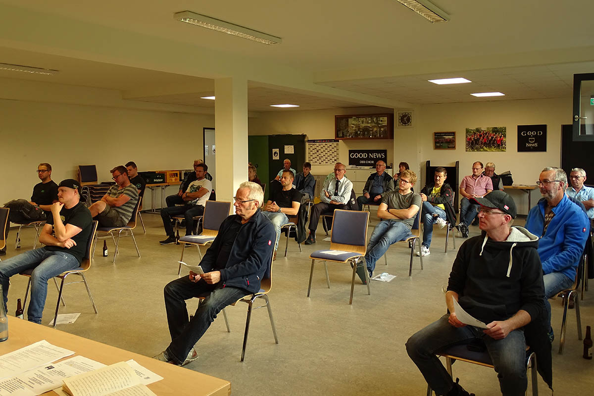 Erfreulich gut besucht war die Jahreshauptversammlung im Mehrzweckgebude der Ortsgemeinde Hellenhahn-Schellenberg.  Fotos: Willi Simon 