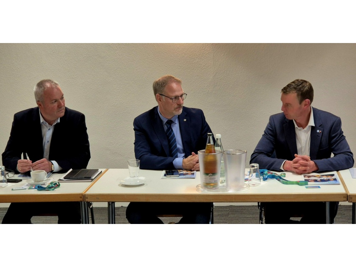 Joachim Altmann, Gebr�der Schr�der GmbH & Co. KG, Harald Orthey MdB und  Prof. Dr. Dirk Engelhardt, Vorstandssprecher des Bundesverbandes G�terkraftverkehr Logistik und Entsorgung (Foto: Karl-Heinz Boll)