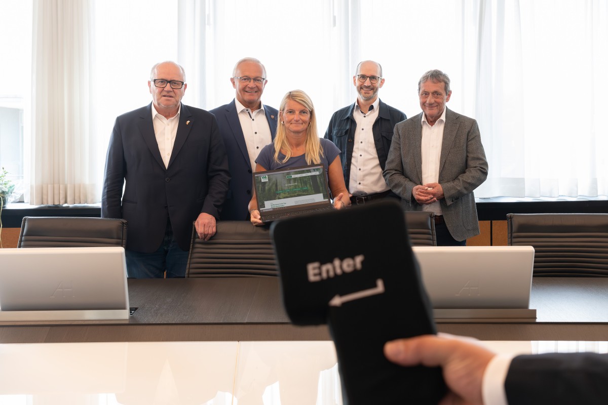 Es freuen sich gemeinsam ber die neue Webseite (von links nach rechts): Landrat Dr. Peter Enders (Kreis Altenkirchen), Landrat Achim Hallerbach (Kreis Neuwied), Sandra Kster (Wir Westerwlder), Marc Wisser (Geschftsfhrer Page & Paper GmbH & Co. KG, Hachenburg), Landrat Achim Schwickert (Westerwaldkreis). (Foto: Andreas Linder)