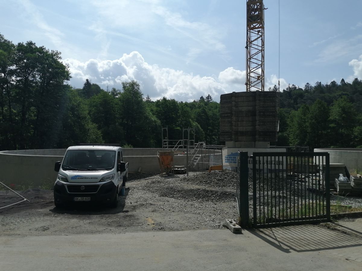 Von der Strae aus sind die Betonrnder der neuen Becken der Klranlage im Mehrbachtal zu sehen. (Foto: vh)   