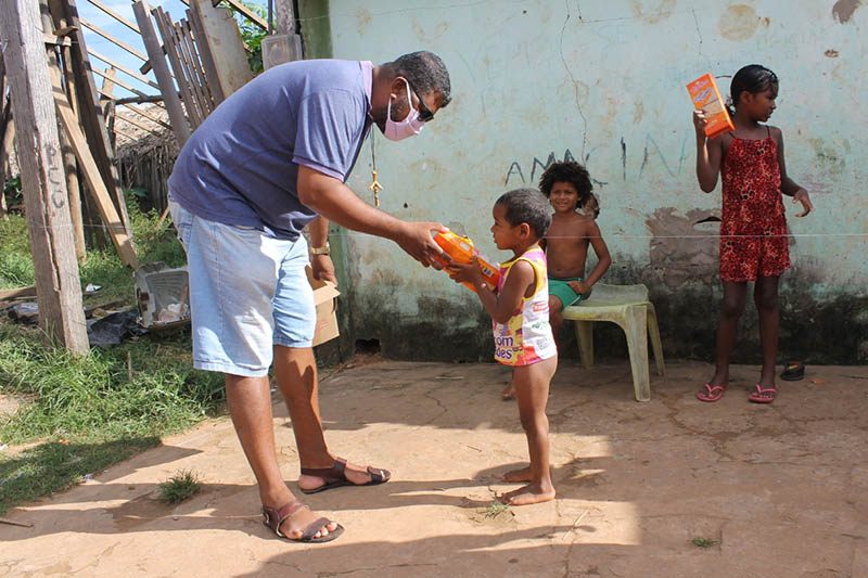 Luciano Franciolly Miranda Concalves, Sozialbetreuer und Musiklehrer, besucht Familien bringt den Kinder des Projektes Madre Rosa Lebensmittel. Foto: privat