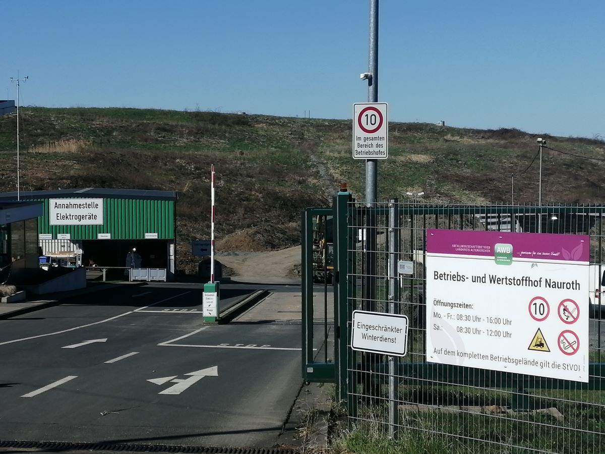 Die "leichte Erhebung" im Hintergrund ist die stillgelegte Deponie in Nauroth, die in den kommenden Jahren die immens teure Oberflchenabdichtung verpasst bekommen muss. (Foto: vh)