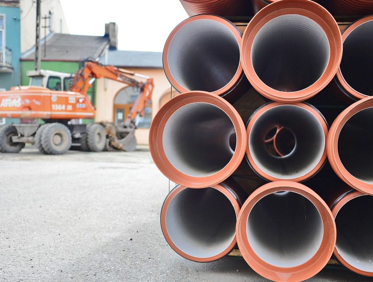 Fast ohne Unterlass lassen die VG-Werke Rohrleitungen ins Erdreich verlegen. (Foto: Pixabay) 