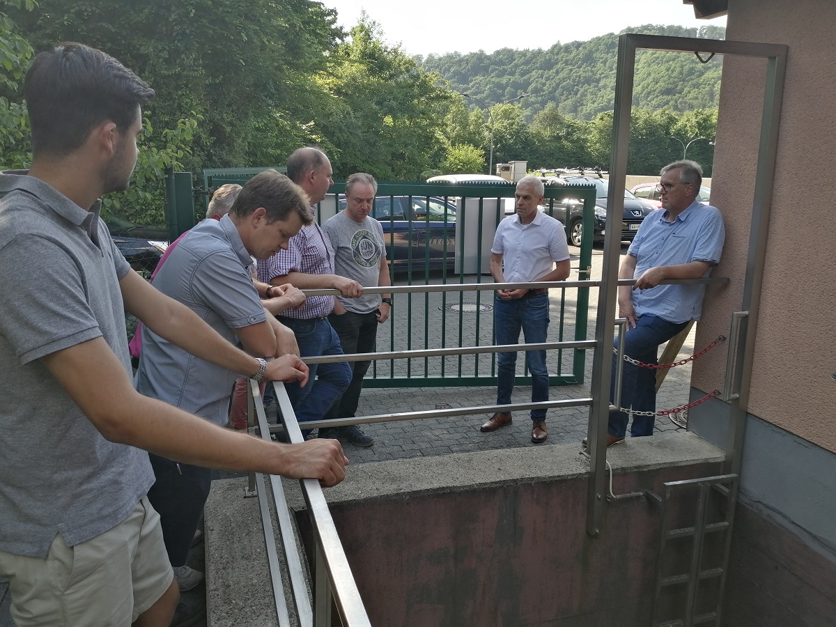 In mehreren Gruppen wurden die Mitglieder des Werkausschusses durch die Klranlage in Peterslahr gefhrt. (Foto: vh)