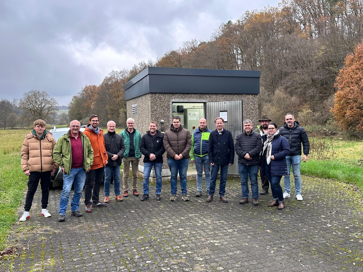 Mitglieder des Werkausschusses und Vertreter der Verbandsgemeindewerke beim bergabebauwerk des WKA. (Foto: Verbandsgemeindeverwaltung Hachenburg)