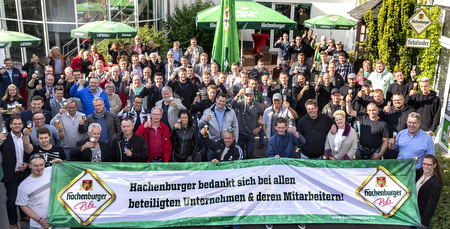 Nach umfangreichen Investitionen und Umbauarbeiten in der Produktion hat sich die Hachenburger Brauerei bei den beteiligten Handwerkern mit einer Party bedankt. (Foto: Hachenburger Brauerei)