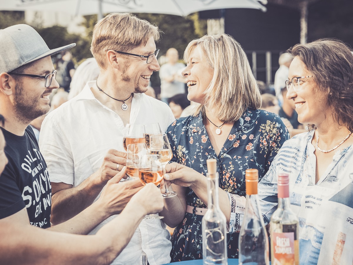 Beim Weinfest in Bad Marienberg werden gute Weine bei toller Stimmung angeboten (Foto: Veranstalter)