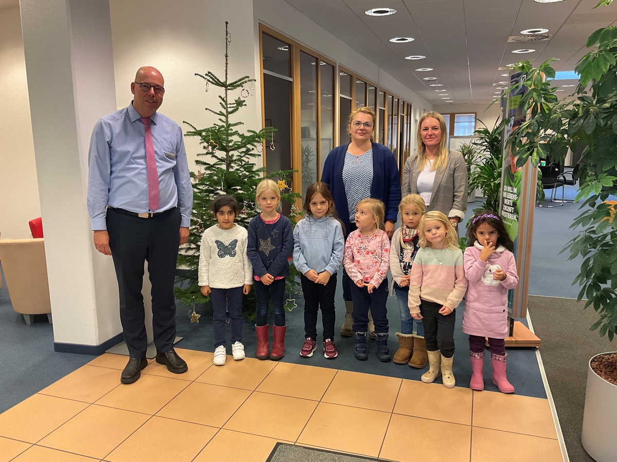 Dank an die kleinen Helfer: Weihnachtsbaum der Deutschen Bank in Betzdorf strahlt
