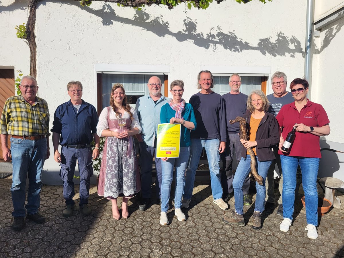 WeinSteigWinzer und VVV freuen sich mit teilnehmenden Betrieben und der Leutesdorfer Weink�nigin auf das Kulinarische Weinerlebnis. (Foto: VV Leutesdorf)