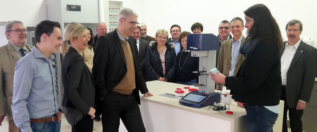 Claudia Schwan von der WEPA-Ausstellungs-Apotheke demonstriert den Mitgliedern der CDU-Kreistagsfraktion die hygieneoptimierte Salbenherstellung. (Foto: CDU-Kreistagsfraktion)
