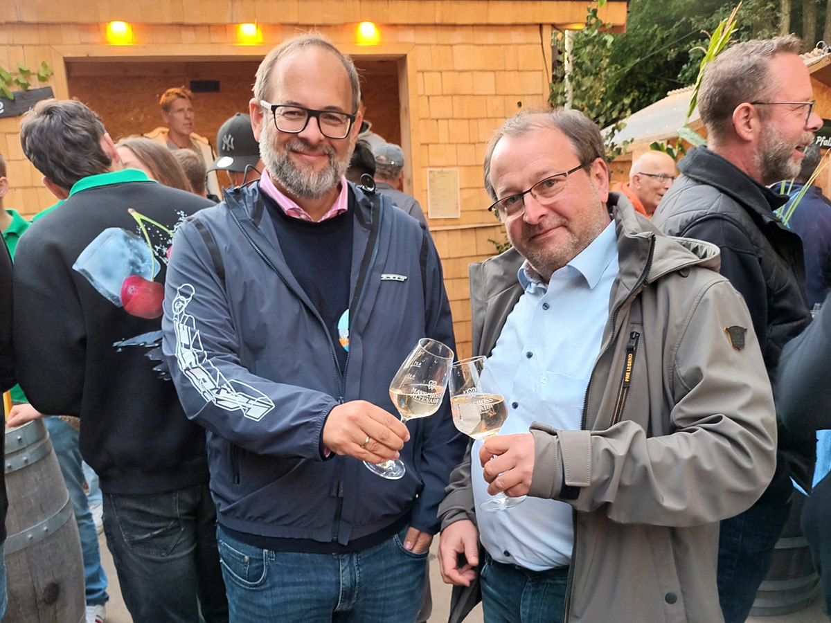 Die Stimmung bei gutem Wein war hervorragend. (Foto: Ulrike Puderbach)