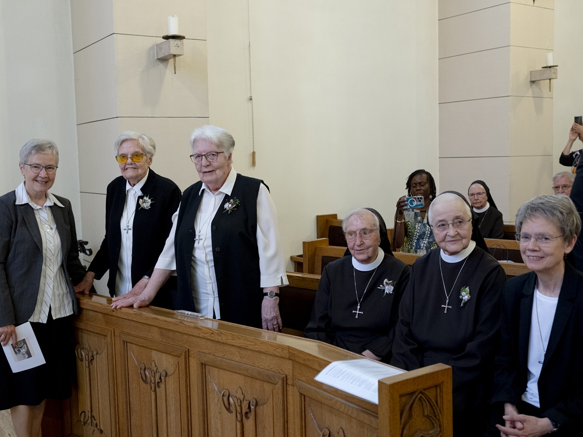 Die Ordensjubilarinnen gemeinsam mit Generalvikarin Sr. Gerlinde-Maria Gard (links) und Generaloberin Sr. M. Michaele Rohde (rechts): Sr. M. Virginis Kr�mer (70j�hriges Ordensjubil�um), Sr. M. Edeltrud Schirra (60j�hriges Jubil�um), Sr. M. Eleonore Haupenthal und Sr. M. Antonine Knupfer (beide 65j�hriges Ordensjubil�um) (von links). (Foto: Martin B�rtges)