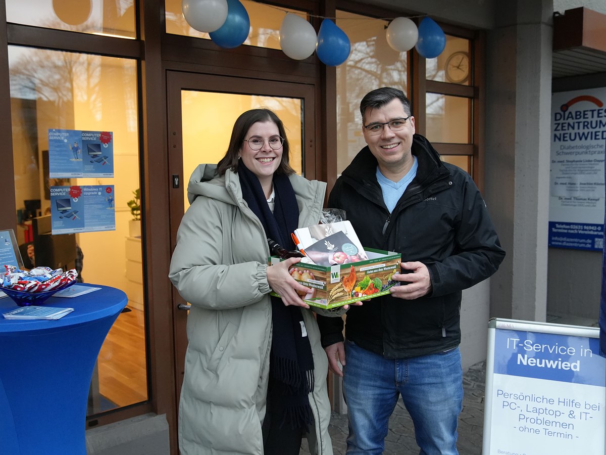 Wirtschaftsf�rderung Alexandra R�nz (links) �bergab einen Pr�sentkorb mit regionalen Produkten an Inhalber Benjamin Wildhirt. (Foto: Melanie Lange)