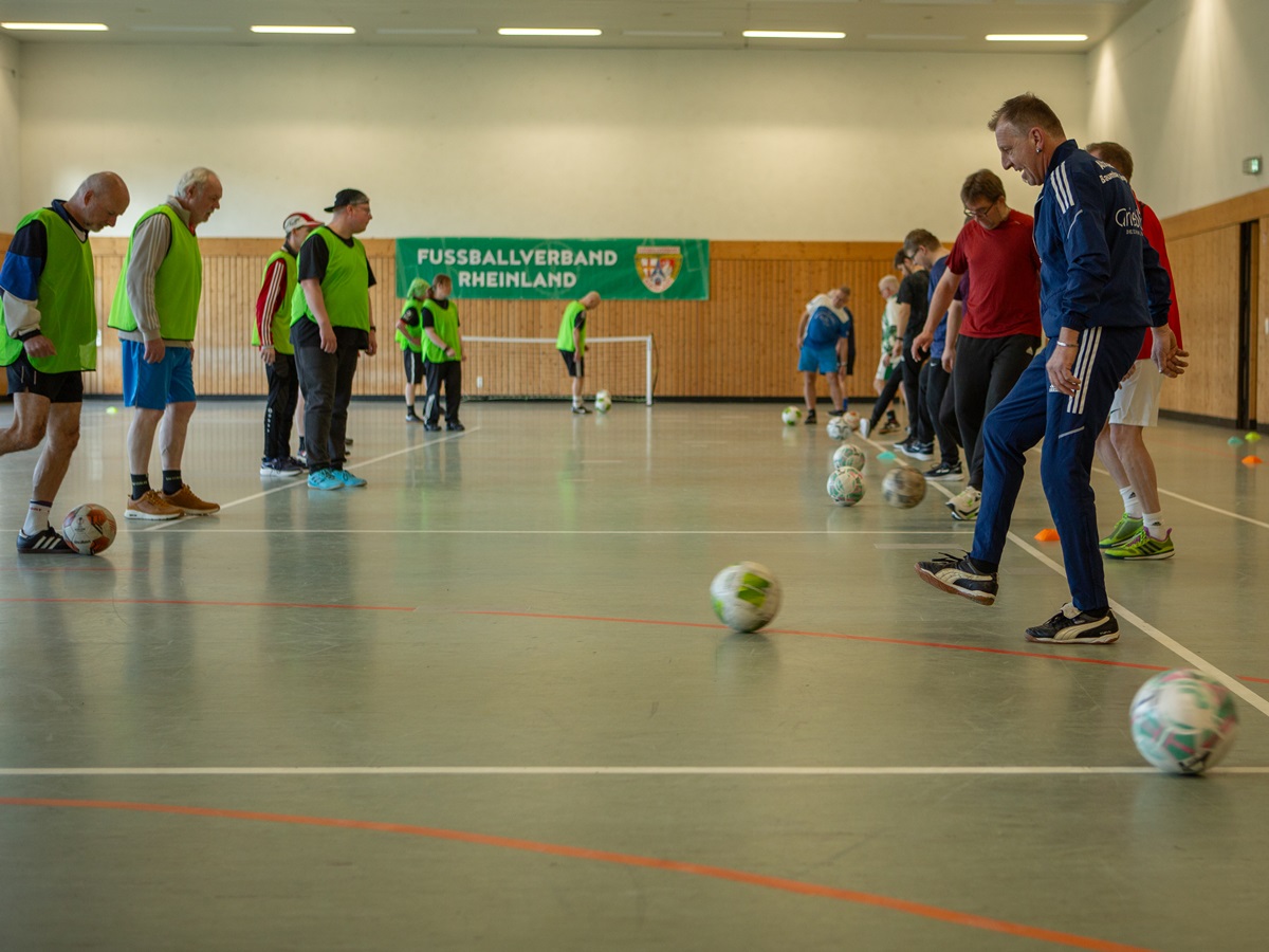 Die Teilnehmer �bten praktisch in der Halle. (Foto: Veranstalter)