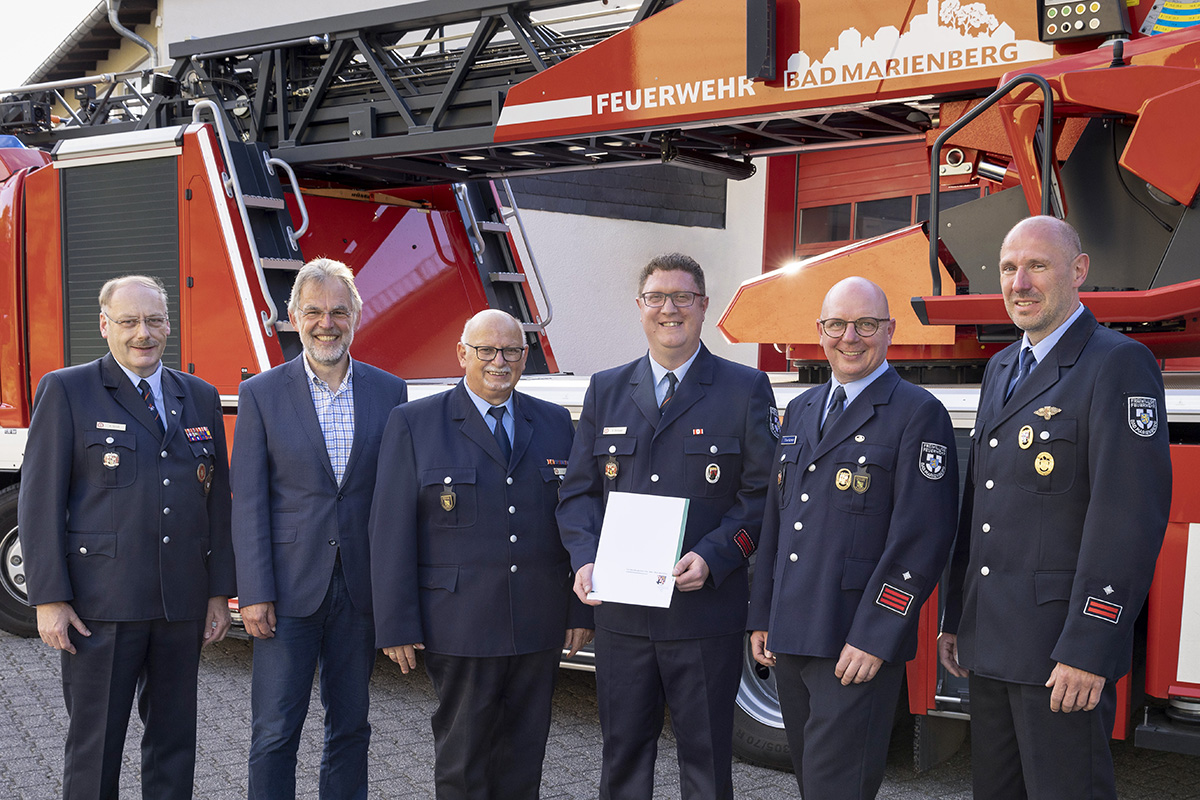 Sascha Stimper (Mitte, mit Urkunde) ist der Nachfolger von Oliver Salzmann (2.v.r.) als Stellvertretender Wehrfhrer der Freiwilligen Feuerwehr Bad Marienberg. Brgermeister Andreas Heidrich (2.v.l.) und Verbandsgemeindewehrleiter Klaus Gro (links) gratulierten ebenso, wie Wehrfhrer Olaf Schtz (3.v.l.) und dessen weiterer Stellvertreter Holger Babst (rechts). Foto: Rder-Moldenhauer