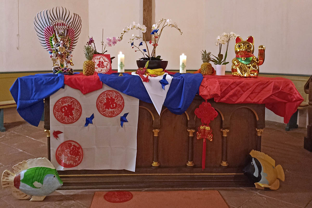 Der Altar in der Kirburger Kirche wurde nach taiwanesischem Vorbild geschmckt. Fotos: Rdiger Stein
