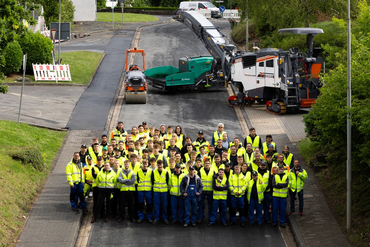 "Azubi TechDays" 2025: Insgesamt 90 Auszubildende, Ausbilder und Monteure erleben die Maschinen der Wirtgen Group live im Einsatz (Fotos: Michael Erner)