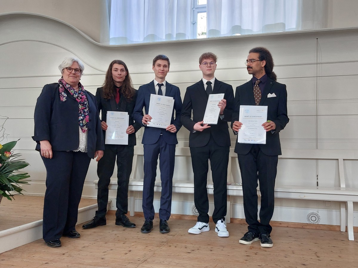 MINT-EC-Koordinatorin Martina Post �berreichte den vier Abiturienten ihre Zertifikate. (Foto: Anne Fischer)