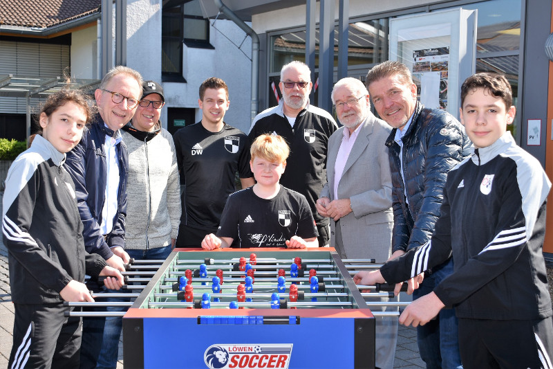 Mit den Kids vom SV Windhagen freuen sich (v.li.) Erwin Rddel, Helmut Hecking (Jugendleiter Fuball), Daniel Wichmann (Vorsitzender), Hans Bruns (Geschftsfhrer), Rainer Rtten (stellv. Abteilungsleiter Tischtennis) und Pit Arndt. Foto: Verein