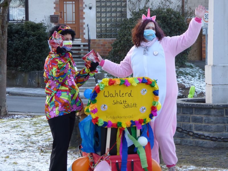 Tolle Aktion in Wahlrod: Karnevalszug kommt zu den kleinen Jecken. Fotos: Simone Conrad 