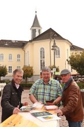 Prsentieren den neuen WLAN-Punkt in Selters (v.l.): Norbert Rausch (evm), Hanno Steindorf und Stadtbrgermeister Rolf Jung. Foto: Rita Steindorf 

Foto: Rita Steindorf 
