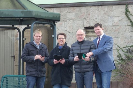 Als erste Ortschaft in der Verbandsgemeinde Kirchen hat Niederfischbach einen ffentlichen WLAN-Zugang eingerichtet, und zwar am Marktplatz: (von rechts) Brgermeister Maik Khler, Ortsbrgermeister Matthias Otterbach, Karin Otterbach und Marcus Feist. (Foto: Verbandsgemeinde Kirchen) 