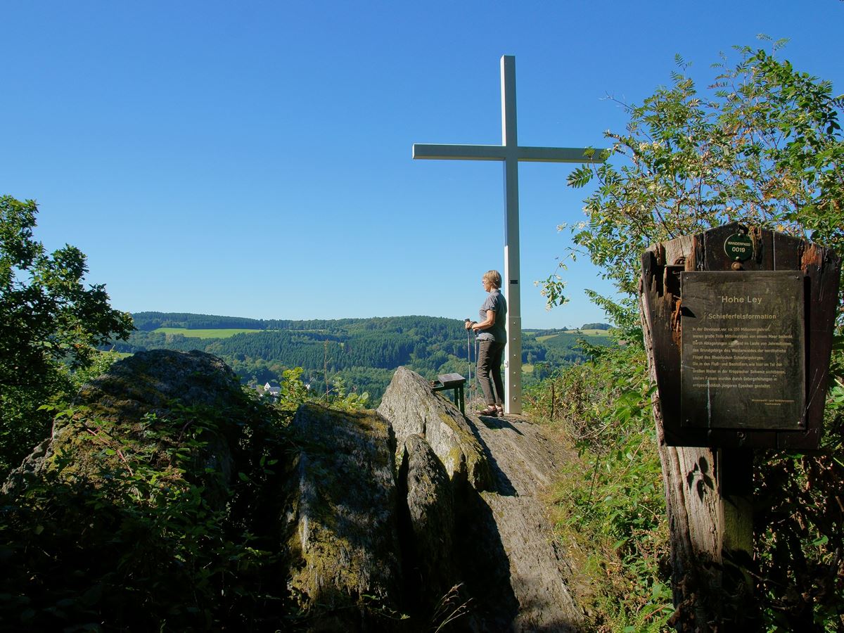 Aussicht mit alpiner Anmutung: die Hohe Ley im Tal der Gro�en Nister (Foto: Martin Sch�ler)
