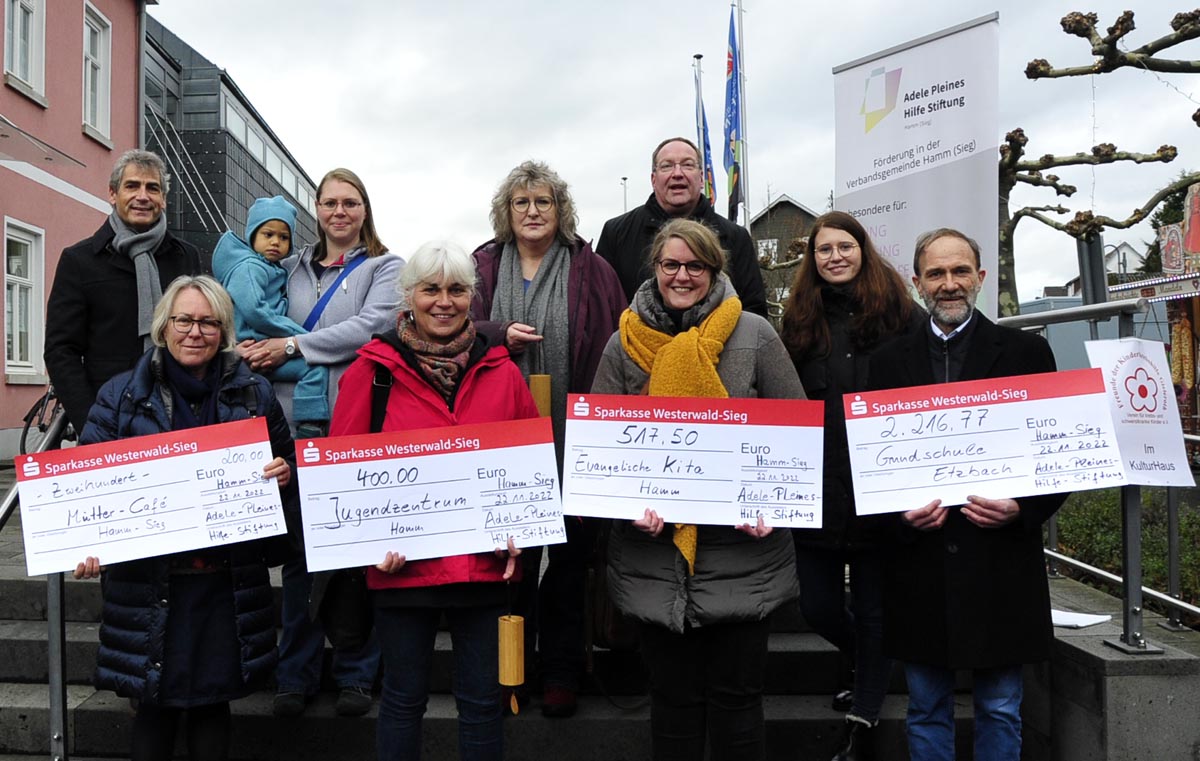 Die mit Spenden bedachten freuten sich ber die Zuwendungen. Brgermeister Henrich (hi. li.) und Torsten Fuchs (hi. 4. v. li.) (Bilder: kk)