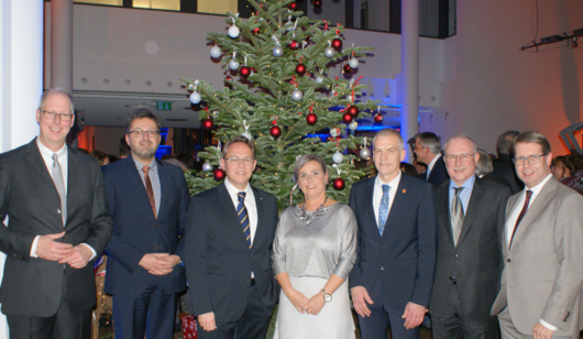 Starteten gut gelaunt in den Weihnachtsmarkt: (von links) Die Westerwald Bank-Vorstnde Wilhelm Hser, Markus Kurtseifer und Dr. Ralf Klbach, Aktionskreisvorsitzende Katja Lang, Brgermeister Fred Jngerich, Stadtbrgermeister Heijo Hfer, MdL, und Bankvorstand Andreas Tillmanns. (Foto: Westerwald Bank)