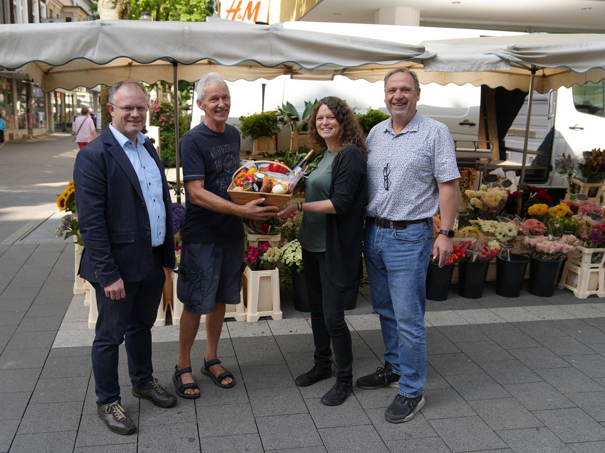 Blumenhndler Marcel de Lugt ist seit 50 Jahren auf dem Neuwieder Wochenmarkt  