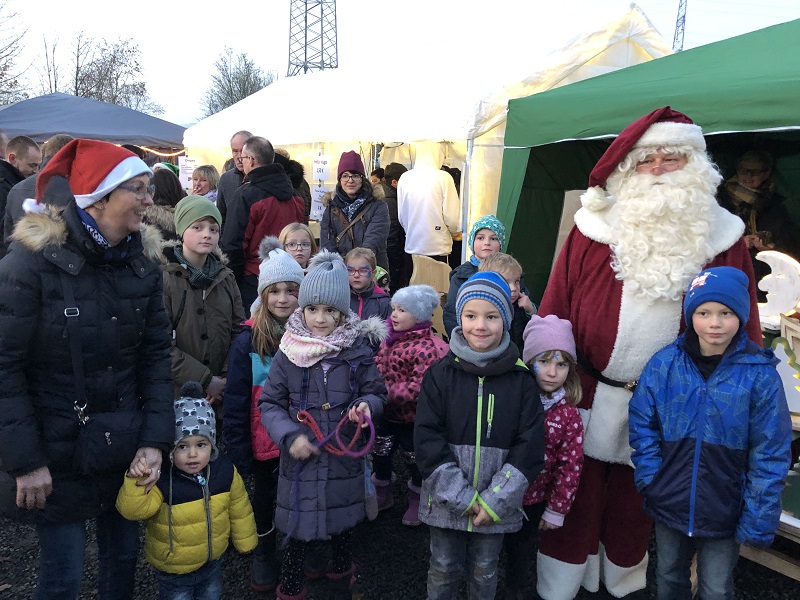 Der Nikolaus kam auch zum Weihnachtsmarkt in Pracht (Foto: Ortsgemeinde)