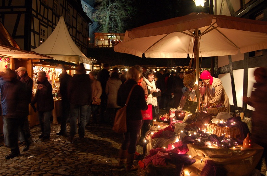 Der Weihnachtsmarkt in Schnstein lockte in den letzten Jahren Besucher aus Nah und Fern an. Nun fllt auch in diesem Jahr der Corona-Pandemie zum Opfer (Foto: Hatzfeldt Wildenburg`sche Verwaltung). 