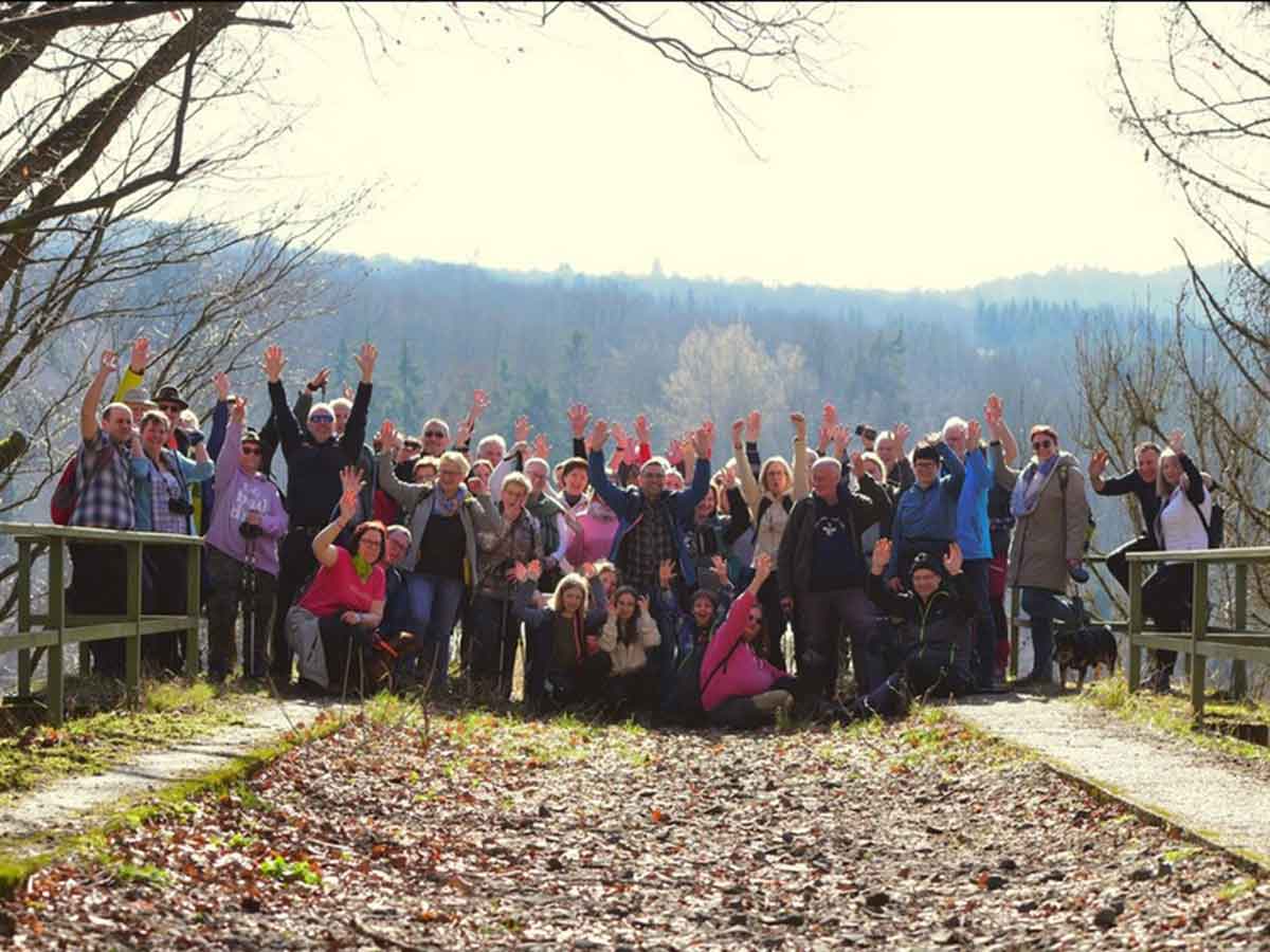 Gefhrte Wanderung zur Eisenbahnbrcke im Tal der Nister begeisterte 66 Teilnehmer