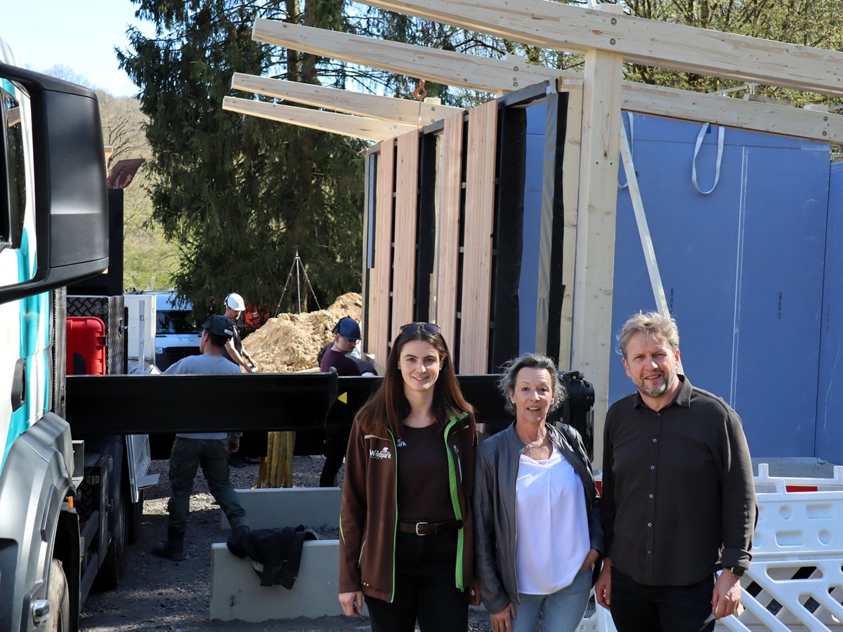 Freuten sich an der Baustelle im Wildpark �ber ein sehr gelungenes Modellprojekt (von links nach rechts): Henrieke B�� (Wildpark-Gesch�ftsf�hrerin), Tanja Stephan (Wildpark-Mitgesellschafterin) und Holger Kappler (Gesch�ftsf�hrer Holzbau Kappler und Wildpark-Mitgesellschafter). (Foto: Uli Schmidt) 