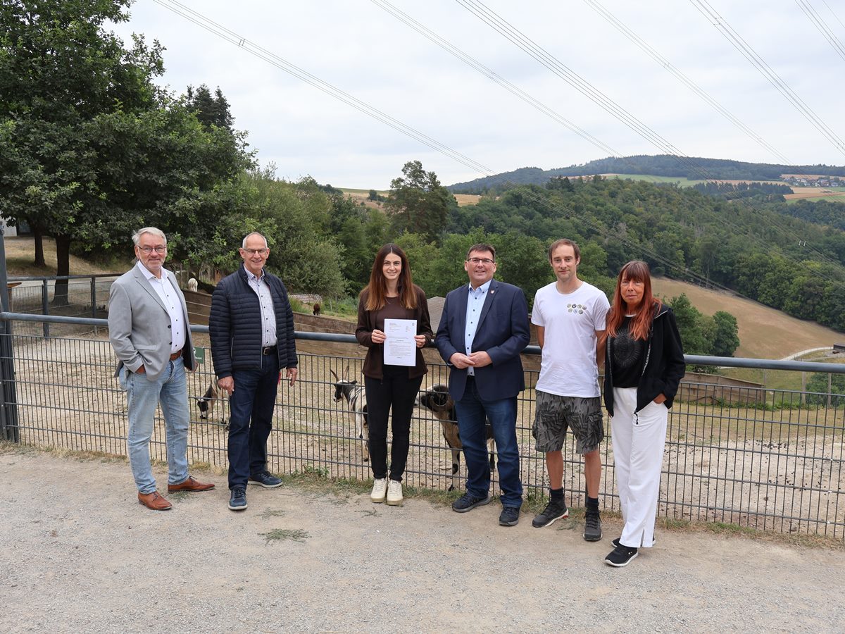 Zweckverbandsvorsteher J�rg Denninghoff �berreichte im Beisein des Gackenbacher Ortsb�rgermeisters Hans Ulrich Weidenfeller, Olaf Glasner (Kreisverwaltung Westerwaldkreis), Karin Maas (Tourist-Info Montabaur) und Naturparkreferent Stefan Eschenauer der Gesch�ftsf�hrerin des Wildparks Westerwald Henrieke B�� den F�rdermittelbescheid. (Bild: Ortsgemeinde Gackenbach / Kreisverwaltung Rhein-Lahn-Kreis / Timm J�rnhs) 