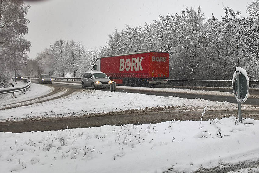 Wintereinbruch fhrt im Westerwald zu Verkehrsbeeintrchtigungen