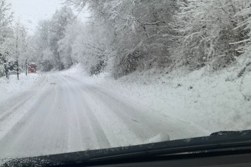 Schneebedeckte Straen verhindern die Mllabfuhr. Foto: Wolfgang Tischler