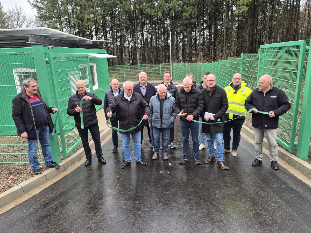 Das obligatorische Durchschneiden eines Bandes (und das mit goldenen Scheren) durfte in Kirchen-Wehbach nicht fehlen. (Foto: vh)